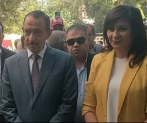 جولة ميدانية في بناويط.. نبيلة مكرم ومحافظ سوهاج يتابعان خدمات «إيد واحدة» (صور)
