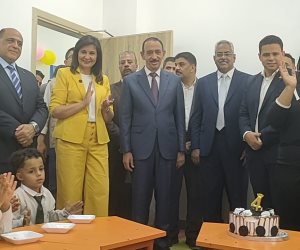 السفيرة نبيلة مكرم تحتفل بعيد ميلاد طفلة فى بناويط على هامش فعاليات قافلة إيد واحدة