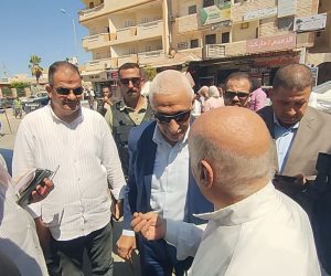 محافظ شمال سيناء يتفقد شوارع العريش ويلتقي المواطنين والتجار وأصحاب المحال (صور) 