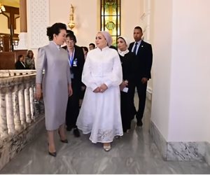 جولة للسيدة انتصار السيسى وقرينة الرئيس الصينى لتفقد المصنوعات المصرية.. فيديو