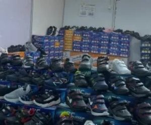 كوتشى أطفال بـ100 جنيه .. عروض وتصفيات على الأحذية فى معرض أهلا مدارس بفيصل