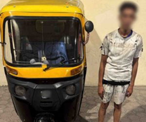 ضبط سائق «توك توك» بالإسكندرية لسيره عكس الاتجاه والتعدي على قائد سيارة وإتلافها