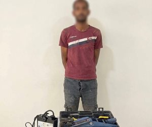 ضبط عاطل بالقاهرة لاتهامه بسرقة محتويات من داخل سيارة بعد خلع زجاجها
