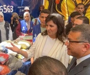 السفيرة نبيلة مكرم ومحافظ قنا يتفقدان معرض ملابس مجانى ضمن قافلة التحالف الوطنى