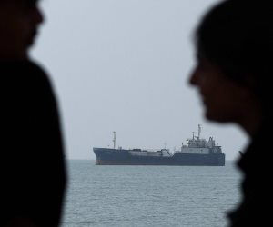مضيق هرمز يفجر أسعار النفط.. الخام يتخطى 100 دولار مع تصاعد الهجمات