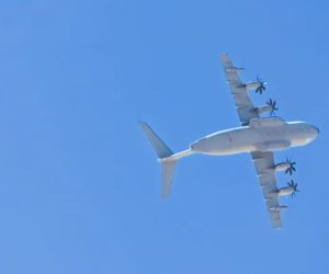 عرض جوى للطائرة الإسبانية A400 خلال المعرض الدولى بالعلمين 2026 (فيديو) 