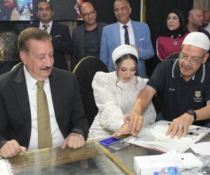 محافظ بورسعيد يلبى رغبة عروسة ويكون وكيلا لها فى عقد قرانها.. صور