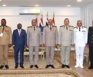 وزير الدفاع ورئيس الأركان يلتقيان عدداً من قادة الوفود العسكرية المشاركة في معرض العلمين الدولي للطيران والفضاء