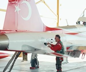 «النجوم التركية» تبهر زوار معرض العلمين الدولي بعروض جوية فائقة الدقة