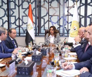 وزيرة التنمية المحلية والبيئة تتابع مع قيادات الوزارة نتائج زيارتها لفرع جهاز شئون البيئة بالقاهرة الكبرى