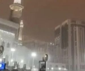 أمطار رعدية غزيرة تضرب مكة المكرمة وتحذيرات من السيول.. فيديو