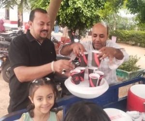 شباب برقطا يوزعون الشربات على الأهالي احتفالا بانطلاق العام الدراسي.. صور