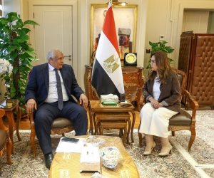 وزيرة التنمية المحلية تتابع مع محافظ مطروح الموقف التنفيذي لمشروعات الخطة الاستثمارية ومنظومة النظافة
