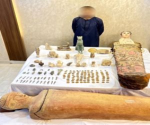 ضبط 151 قطعة أثرية و2 تابوت أثرى بحوزة شخص فى المنيا