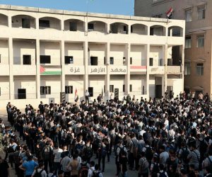 غزة تنتصر بالحياة رغم الدمار.. طلاب معاهد الأزهر يبدأون عامهم الدراسي بين علمي مصر وفلسطين  