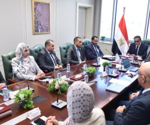 وزير الصحة يجتمع بفريق المبادرات الصحية عقب حصولها على شهادتي الأيزو