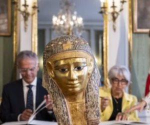 سويسرا تعيد لمصر قناعًا جنائزيًا عمره أكثر من ألفي عام.. تفاصيل استرداد قطعة أثرية من العصر البطلمي