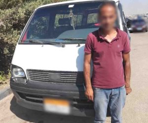 الداخلية تضبط سائق ميكروباص لقيامه بالسير عكس الاتجاه وتعطيل المرور بالدرب الأحمر