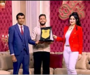 هبة عبد الفتاح تمنح المنشد عبد الرحمن بدر درع الموهوبين فى "جوهرة مصرية"