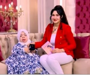هبة عبد الفتاح تهدى قلادة ذهبية لكاتبة من ذوى الهمم فى برنامج جوهرة مصرية