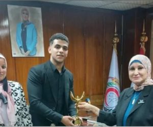 نقيب التمريض تكرم علي محمد وتمنحه «أوسكار النقابة» بعد مساعدته مريضا مسنا على أداء الصلاة 