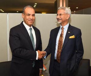 وزير الخارجية يبحث مع نظيره الهندي تعزيز الاستثمارات والتعاون الاقتصادي وخفض التصعيد