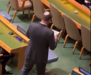 عضو بوفد إسرائيل يسجل الدول المغادرة لخطاب نتنياهو فى الأمم المتحدة (فيديو)