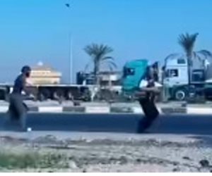 مهتز نفسياً.. ضبط شخص ركض خلف فرد شرطة وإلقى عليه زجاجة بأحد الطرق فى الإسماعيلية