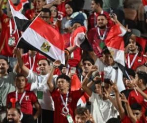 الجماهير تملأ إستاد القاهرة لمساندة الفراعنة أمام أنجولا.. أعلام ولافتات تهتف للمنتخب (صور)
