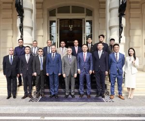 وزير العدل يتفقد التقنيات الذكية المُزمَع تطبيقها بـ«مدينة العدالة» بمقر شركة «هواوي» بالصين "صور" 