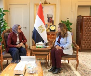 وزيرة التنمية المحلية والبيئة تتابع مع محافظ الوادى الجديد مشروعات «حياة كريمة» والاستثمارات