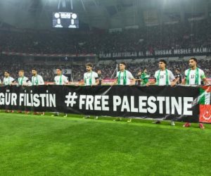  42 ألف مشجع يصنعون ليلة استثنائية لفلسطين في كونيا بتواجد مصطفى محمد (فيديو) 