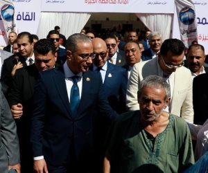 محافظ الجيزة يستجيب لمسن استوقفه خلال جولته ويوجه بتوفير الرعاية الطبية اللازمة له