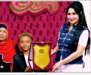 هبة عبد الفتاح تهدى درع الموهوبين للمطرب الصغير علي ممدوح بـ جوهرة مصرية