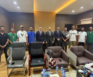 وصول البحارة المصريين إلى مقديشيو تمهيدًا لسفرهم إلى القاهرة برفقه السفير المصري (صور)