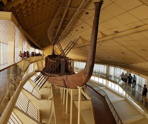 مدير ترميم الآثار: أخرجنا نحو 1600 قطعة من مركب خوفو الثانية.. ونرمم أمام الجمهور