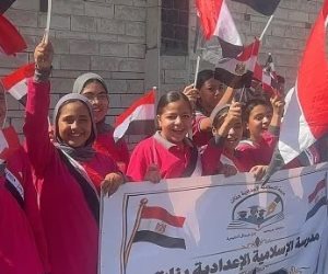"بطول 3 كيلو متر" اصطفاف طلاب بورسعيد بالأعلام احتفالا بذكرى أكتوبر.. صور