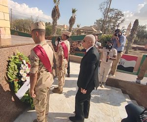 محافظ شمال سيناء يضع اكليل الزهور على قبر الجندي المجهول في الذكري الـ53 لنصر أكتوبر (صور)