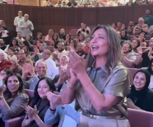 ليلى علوي تفاجئ هشام ماجد وبأبطال «خيال مريض» ببوكيه ورد بعد العرض