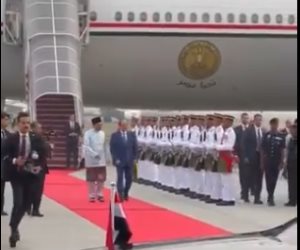 رئيس وزراء ماليزيا يستقبل الرئيس السيسي لدى وصوله مطار كوالالمبور.. فيديو