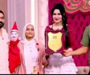 هبة عبد الفتاح تهدى مقدمى عروض مشروع صون الأراجوز درع الموهوبين فى جوهرة مصرية