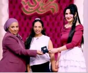 برنامج «جوهرة مصرية» يهدي والدة فرح بطلة من ذوى الهمم قلادة ذهبية