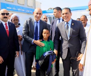 وزير التربية والتعليم يلتقي طالب مدرسة نجيب محفوظ الإعدادية الثانوية بشلاتين ويشيد باعتزازه بوطنه
