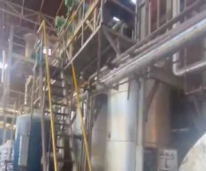 ضبط مصنع غير مرخص لتعبئة زيوت السيارات بدمياط ومصادرة (45) طن مجهولة المصدر