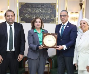 محافظ الجيزة ويبحث مع «لجنة مجلس الوزراء» التوسع في تقديم الخدمات الطبية بالمجان للمناطق الأكثر احتياجًا