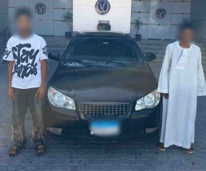 ضبط قائد سيارة بالمنيا بعد جلوس شخص خارج نافذتها أثناء السير