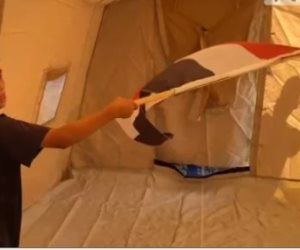 اللجنة المصرية تستبدل الخيام المتهالكة بأخرى جديدة لحماية الأسر النازحة من غزة