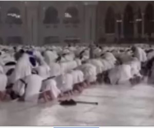 تساقط الأمطار على المصلين فى الحرم المكى.. والأرصاد السعودية تحذر من السيول