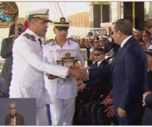 هدية تذكارية للرئيس السيسى فى حفل تخريج دفعة جديدة بأكاديمية الشرطة
