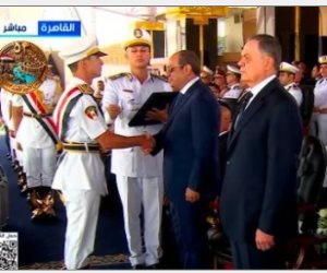 الرئيس السيسى يقلد أوائل خريجى أكاديمية الشرطة أنواط الامتياز بحفل التخرج